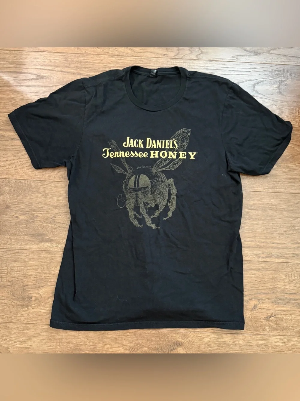 Rare Jack Daniels Tennessee Honey Black and Gold Bee Short Sleeve T-Shirt Sz XL